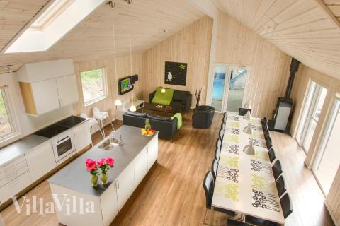 Der große, lichtdurchflutete Aufenthaltsraum im Luxusferienhaus Nr. 223 für 18.