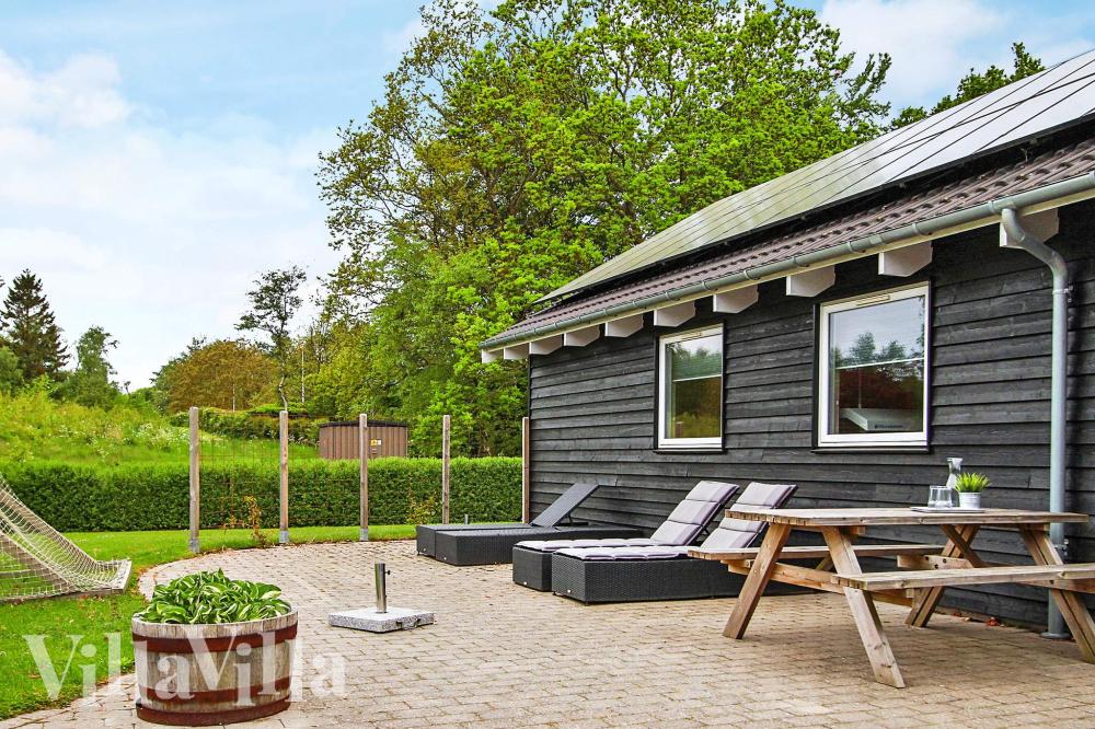 Auf der Terrasse des Ferienhauses Nr. 223 ist Platz für 18 Personen.