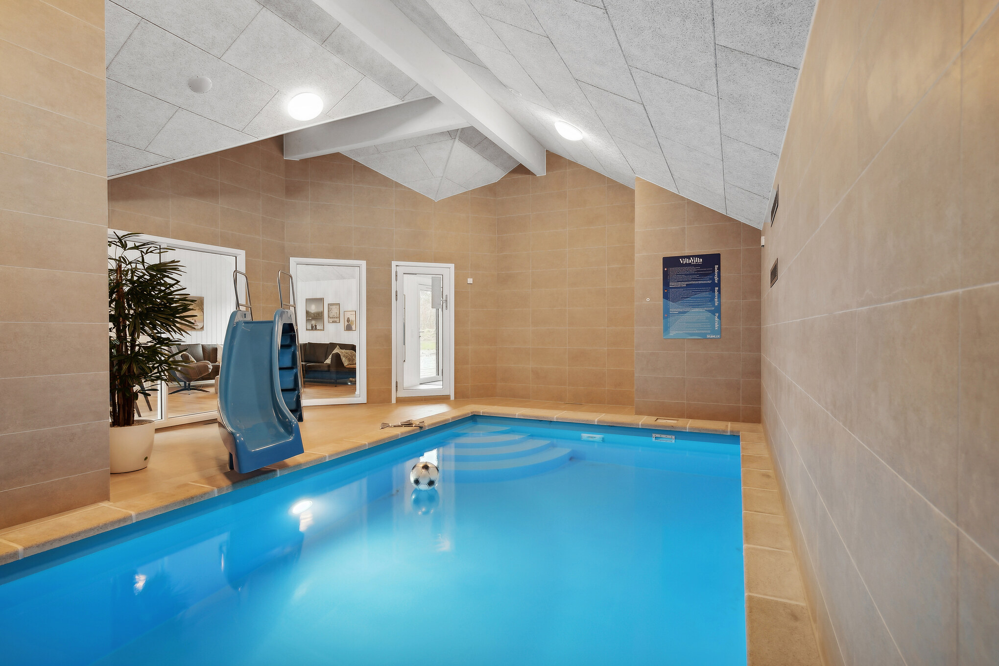 Das Ferienhaus 911 hat einen schicken Poolbereich mit Wasserrutsche, einem geräumigen, eingelassenen Whirlpool und einer Sauna.