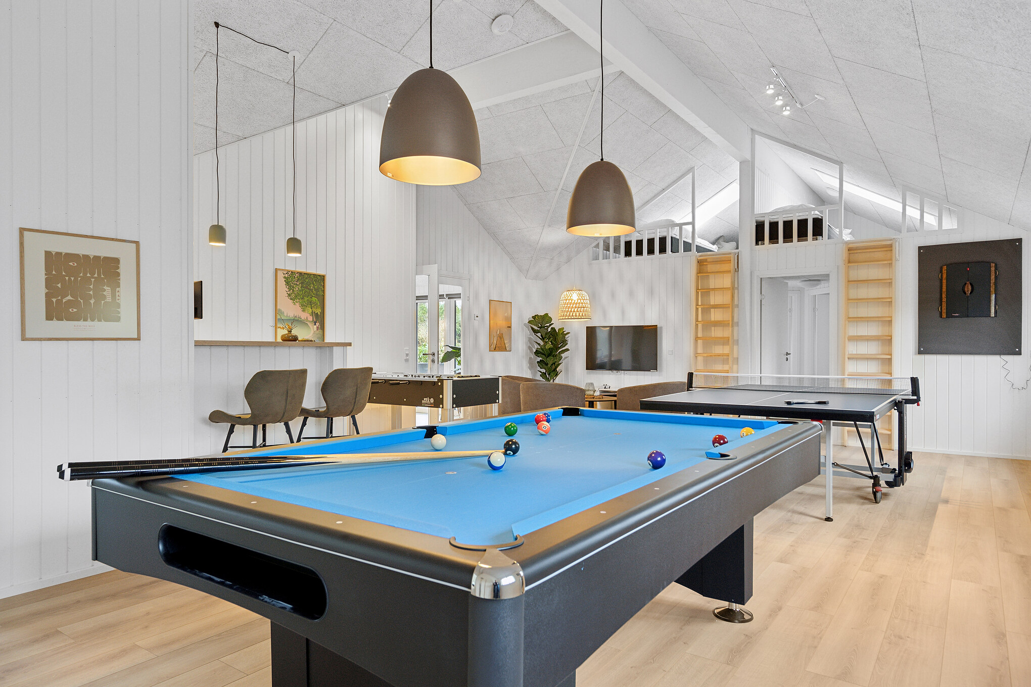 Neben den vielen schönen Stunden, die man im Poolbereich des Hauses verbringen kann, bietet das Luxusferienhaus 911 auch Spielevergnügen bei Billard/Tischtennis und Darts
