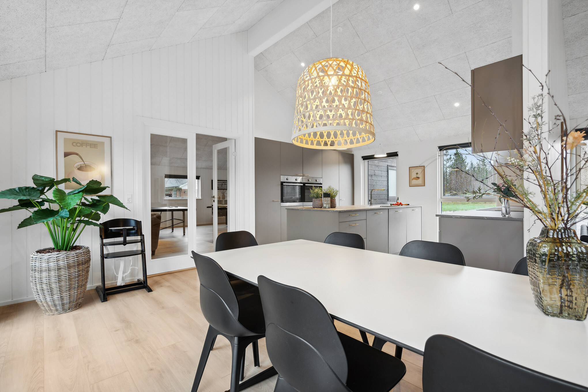 Der große, lichtdurchflutete Aufenthaltsraum im Luxusferienhaus Nr. 911 für 20.