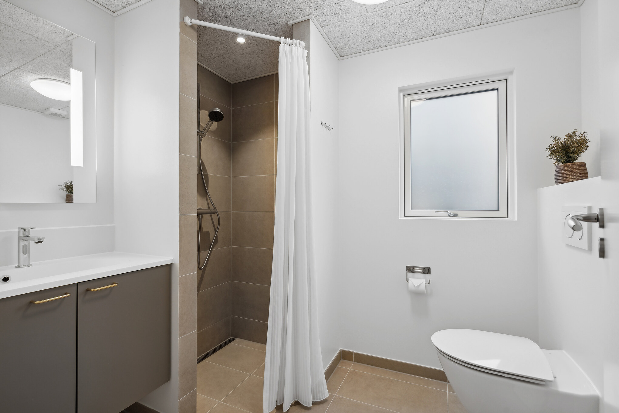 Eines der Badezimmer im Luxusferienhaus Nr. 911