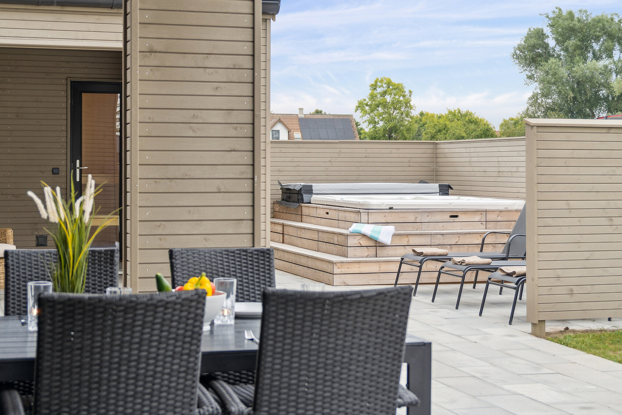 Genießen Sie einen Grillabend auf der Terrasse des Luxusferienhauses Nr. 665 in Fünen und seine Inseln
