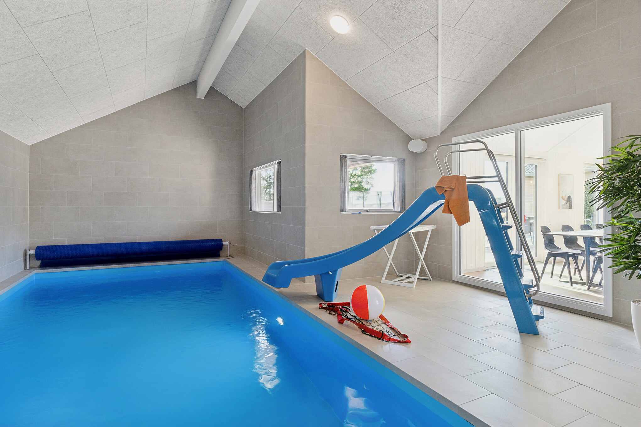 Das Ferienhaus 699 hat einen schicken Poolbereich mit Wasserrutsche, einem geräumigen, eingelassenen Whirlpool und einer Sauna.