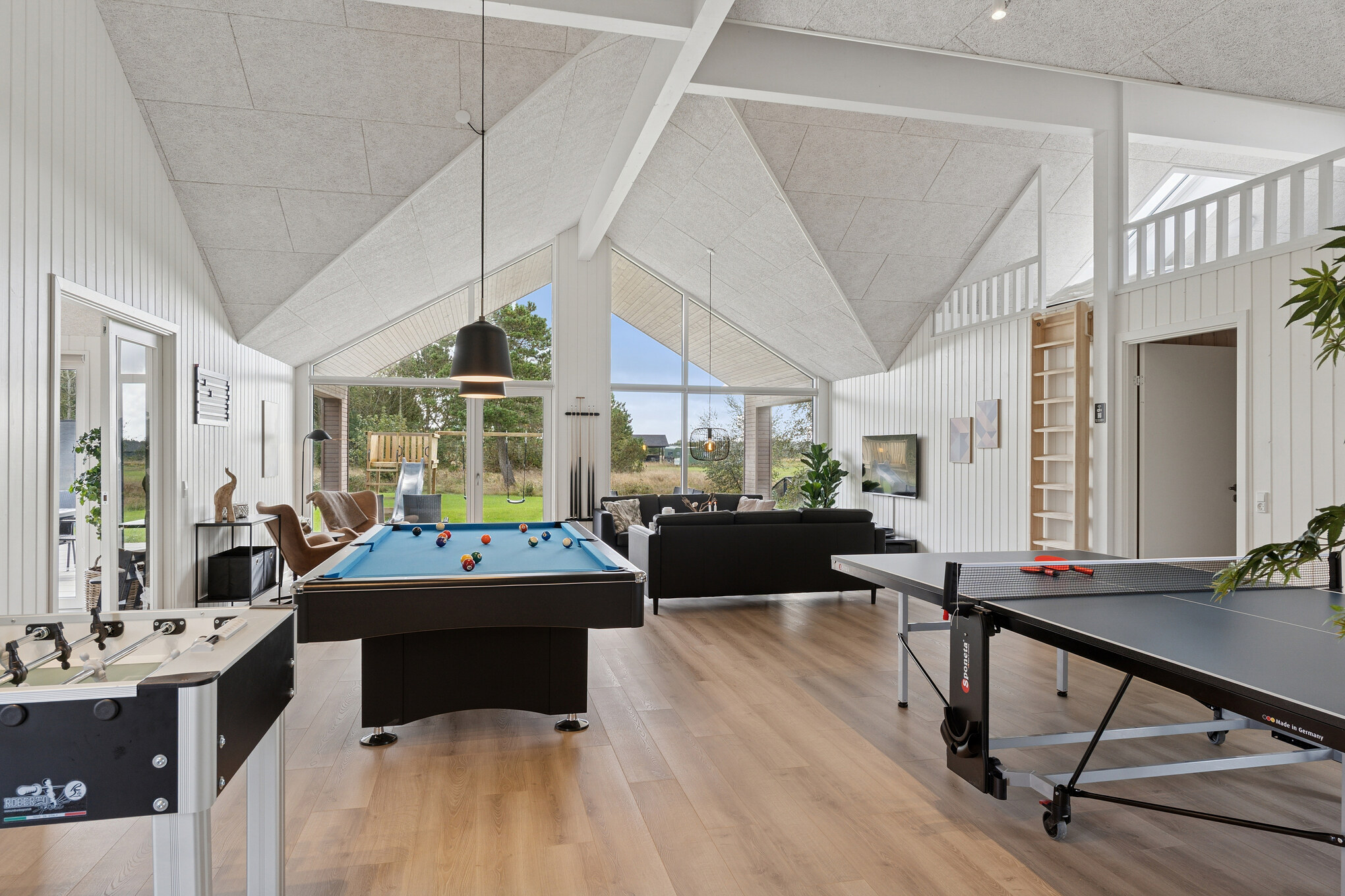 Neben den vielen schönen Stunden, die man im Poolbereich des Hauses verbringen kann, bietet das Luxusferienhaus 699 auch Spielevergnügen bei Billard/Tischtennis und Darts