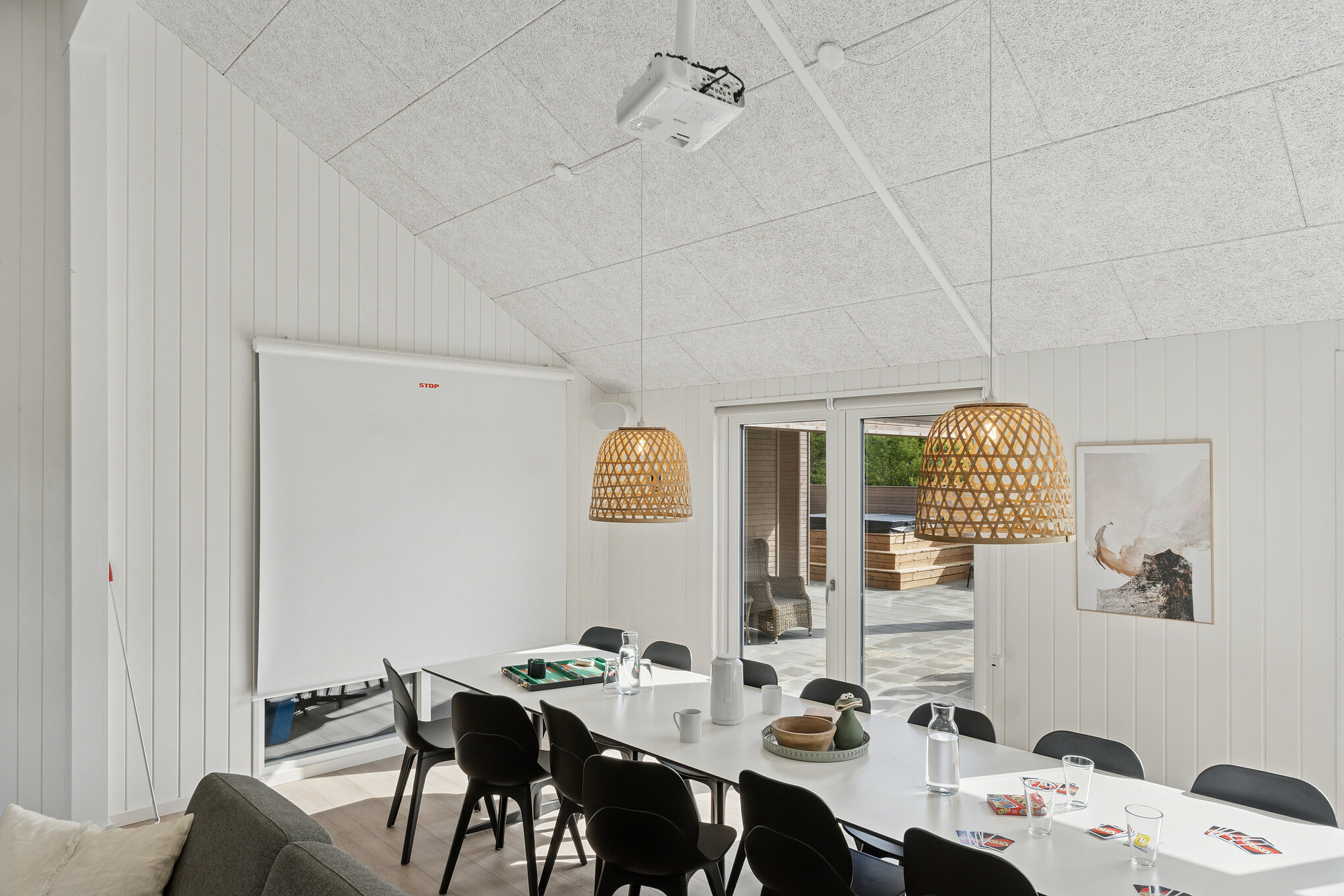 Der große, lichtdurchflutete Aufenthaltsraum im Luxusferienhaus Nr. 699 für 26.