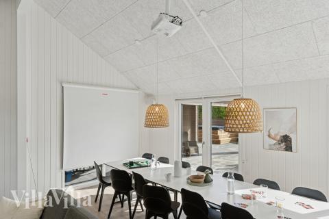 Der große, lichtdurchflutete Aufenthaltsraum im Luxusferienhaus Nr. 699 für 26.