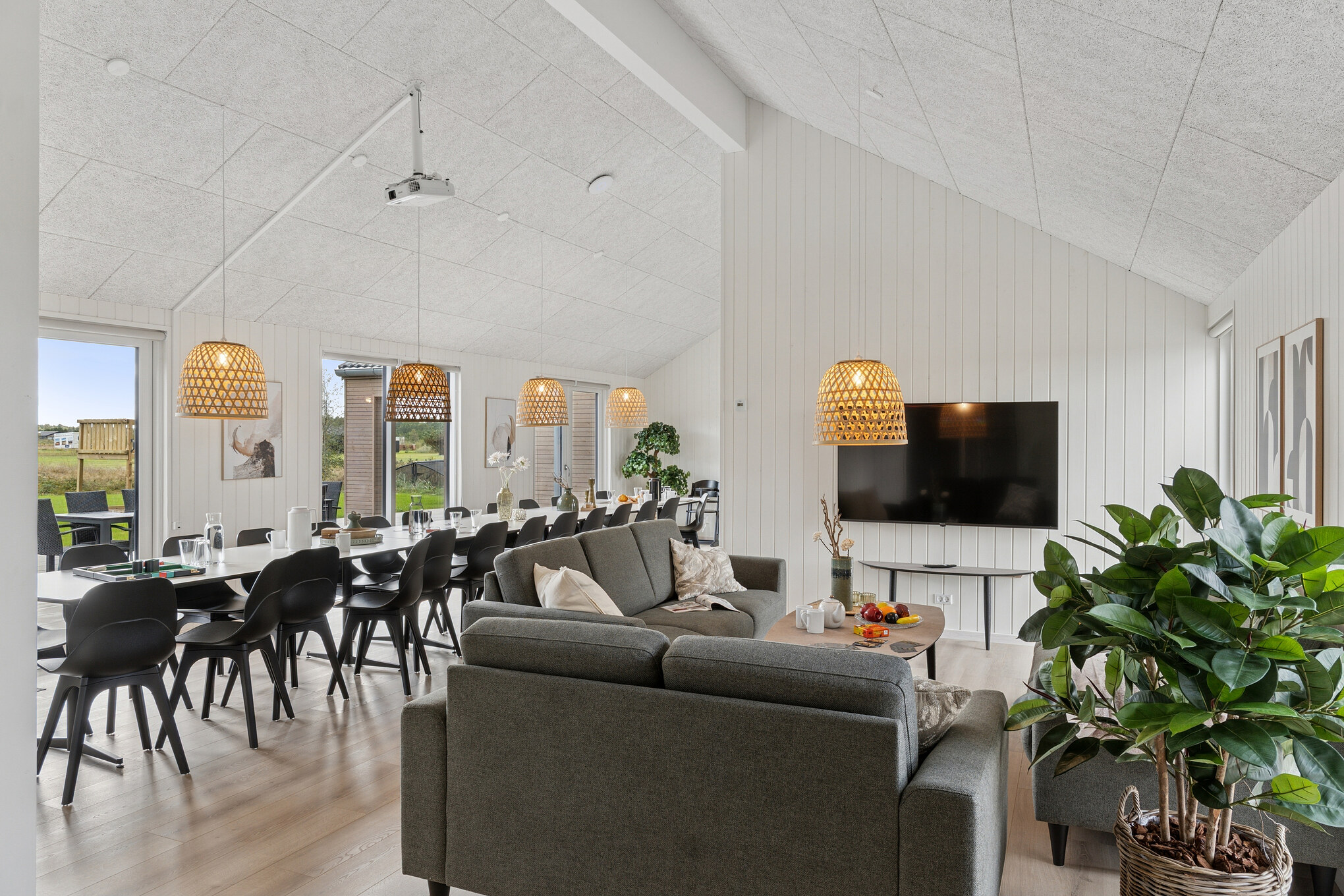 Die Couch im Luxusferienhaus Nr. 699 in Nordjütland lädt zu Gesellschaftsspielen oder zu Kinoabenden ein.