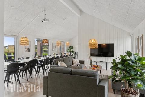 Die Couch im Luxusferienhaus Nr. 699 in Nordjütland lädt zu Gesellschaftsspielen oder zu Kinoabenden ein.