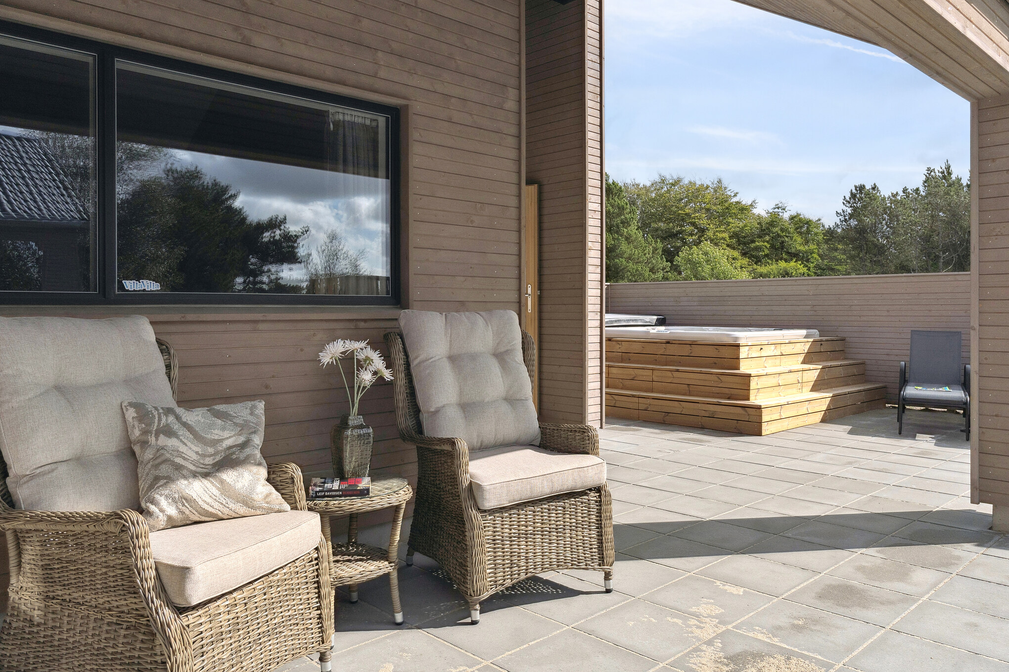 Auf der Terrasse des Ferienhauses Nr. 699 ist Platz für 26 Personen.