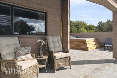 Auf der Terrasse des Ferienhauses Nr. 699 ist Platz für 26 Personen.