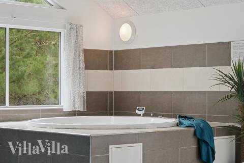 Genießen Sie den warmen Whirlpool im Luxusferienhaus Nr. 387 in Westjütland