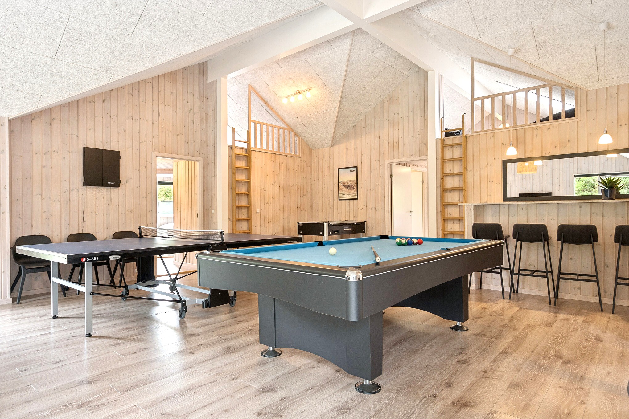 Neben den vielen schönen Stunden, die man im Poolbereich des Hauses verbringen kann, bietet das Luxusferienhaus 387 auch Spielevergnügen bei Billard/Tischtennis und Darts