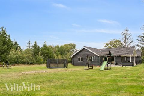Zu dem attraktiven Ferienhaus Nr. 387 in Westjütland gehört auch ein tolles Angebot im Außenbereich, z. B. Spieleturm und Schaukeln