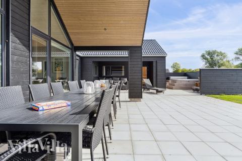 Auf der Terrasse des Ferienhauses Nr. 655 ist Platz für 14 Personen.