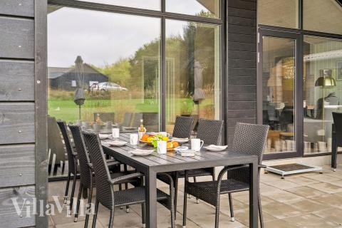 Das Luxusferienhaus Nr. 664 hat eine tolle Terrasse, die mit hochwertigen Gartenmöbeln für 16 Personen ausgestattet ist.