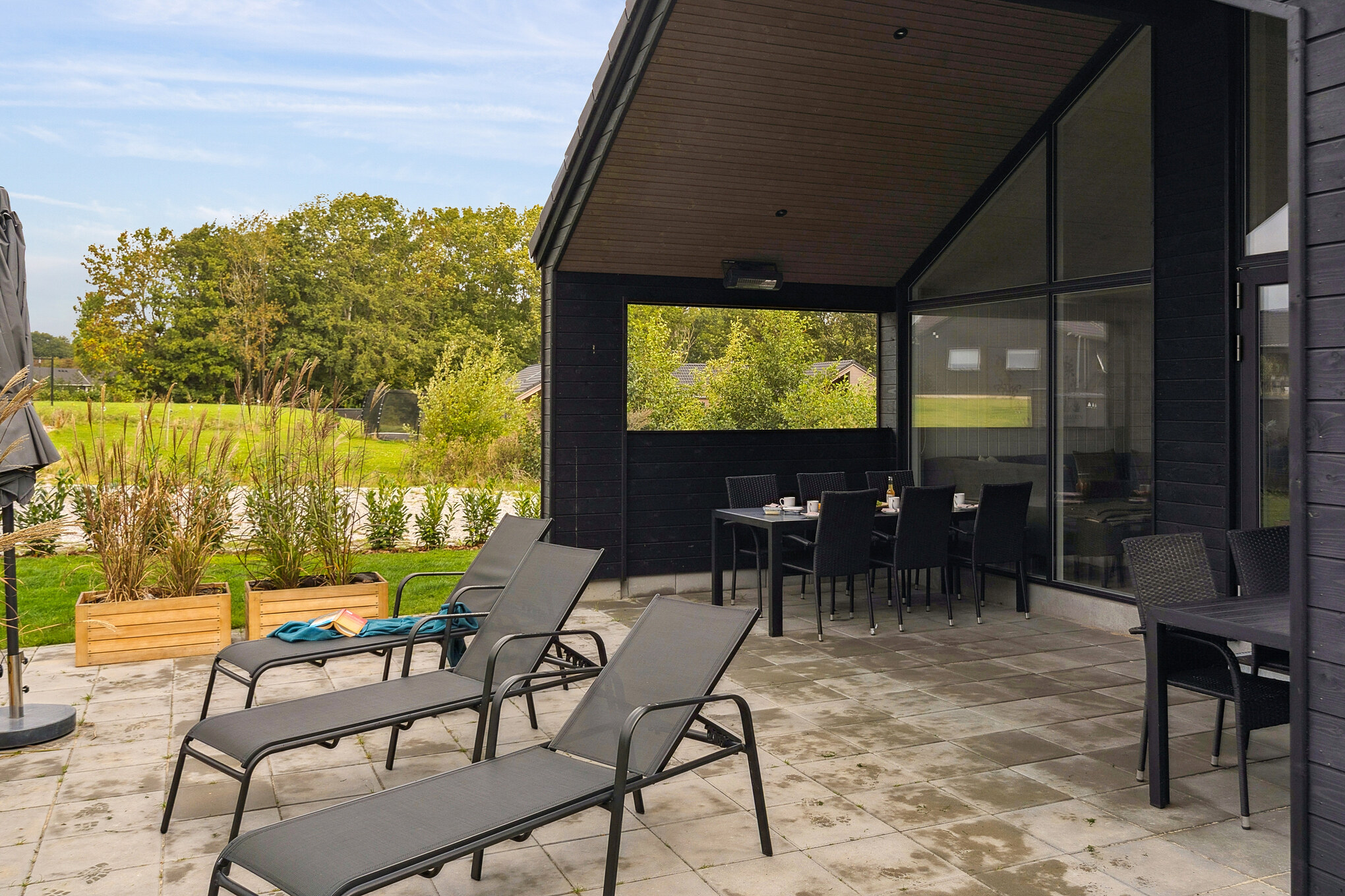 Genießen Sie einen Grillabend auf der Terrasse des Luxusferienhauses Nr. 664 in Südjütland