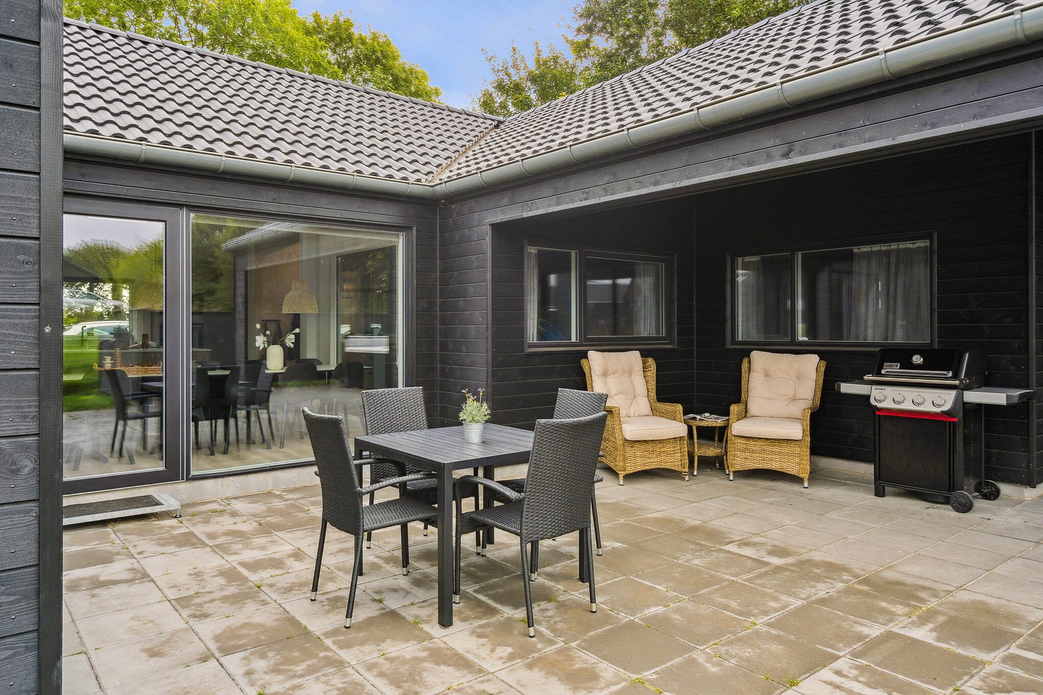 Auf der Terrasse des Ferienhauses Nr. 664 ist Platz für 16 Personen.