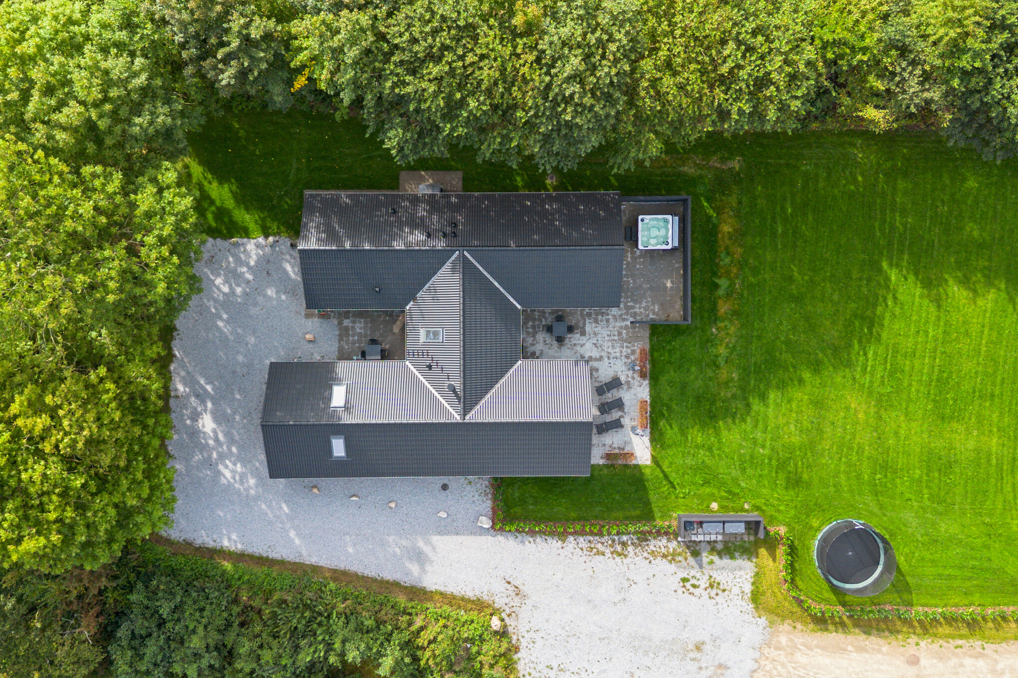 Dieses schicke Poolhaus Nr. 664 liegt in Südjütland und bietet Platz für 16 Personen.