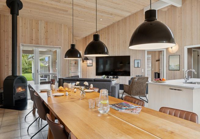 Der große, lichtdurchflutete Aufenthaltsraum im Luxusferienhaus Nr. 222 für 18.