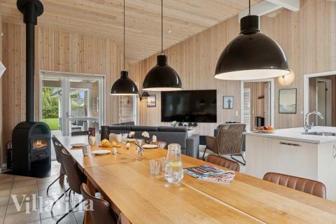 Der große, lichtdurchflutete Aufenthaltsraum im Luxusferienhaus Nr. 222 für 18.