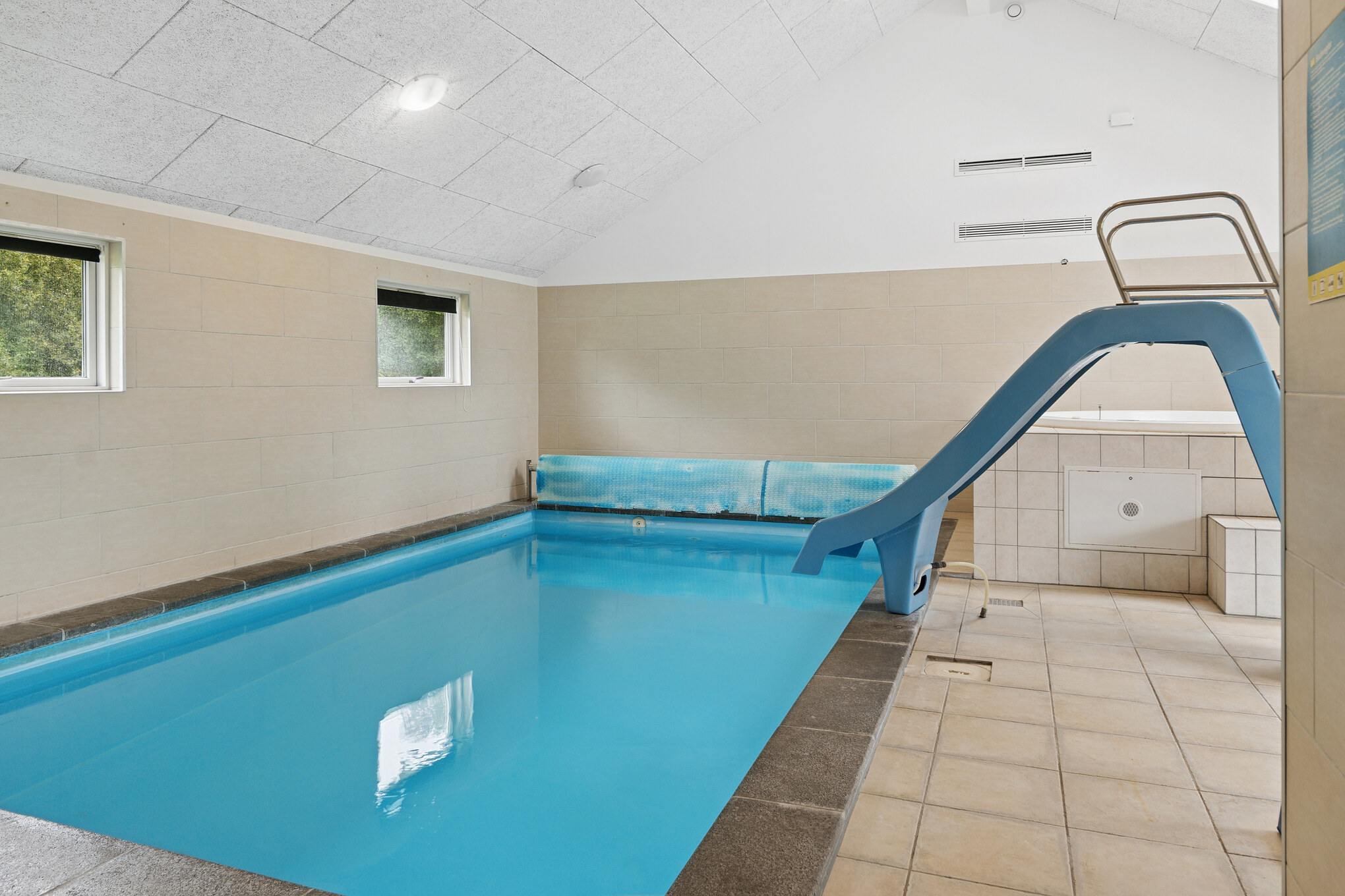 Das Ferienhaus 222 hat einen schicken Poolbereich mit Wasserrutsche, einem geräumigen, eingelassenen Whirlpool und einer Sauna.