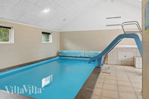 Das Ferienhaus 222 hat einen schicken Poolbereich mit Wasserrutsche, einem geräumigen, eingelassenen Whirlpool und einer Sauna.