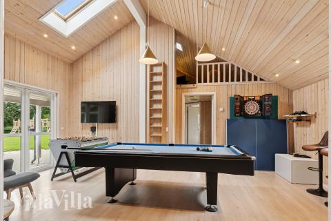 Neben den vielen schönen Stunden, die man im Poolbereich des Hauses verbringen kann, bietet das Luxusferienhaus 222 auch Spielevergnügen bei Billard/Tischtennis und Darts