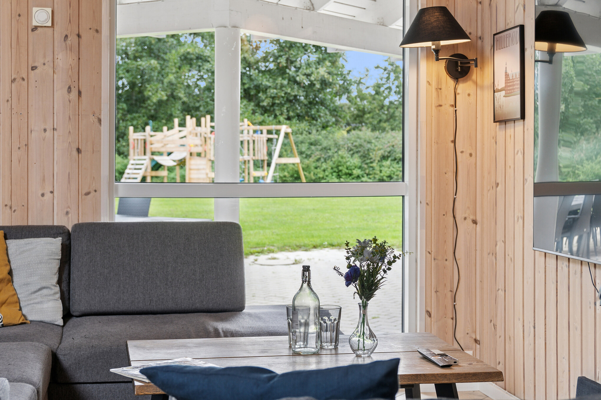 Die Couch im Luxusferienhaus Nr. 222 in Lolland/Falster/Mön lädt zu Gesellschaftsspielen oder zu Kinoabenden ein.