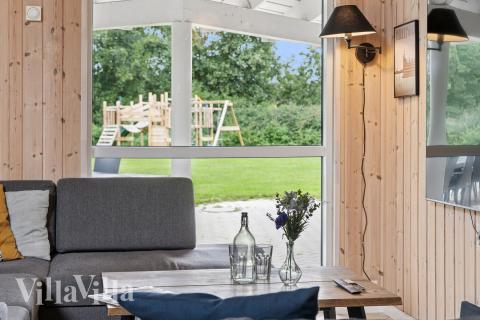 Die Couch im Luxusferienhaus Nr. 222 in Lolland/Falster/Mön lädt zu Gesellschaftsspielen oder zu Kinoabenden ein.