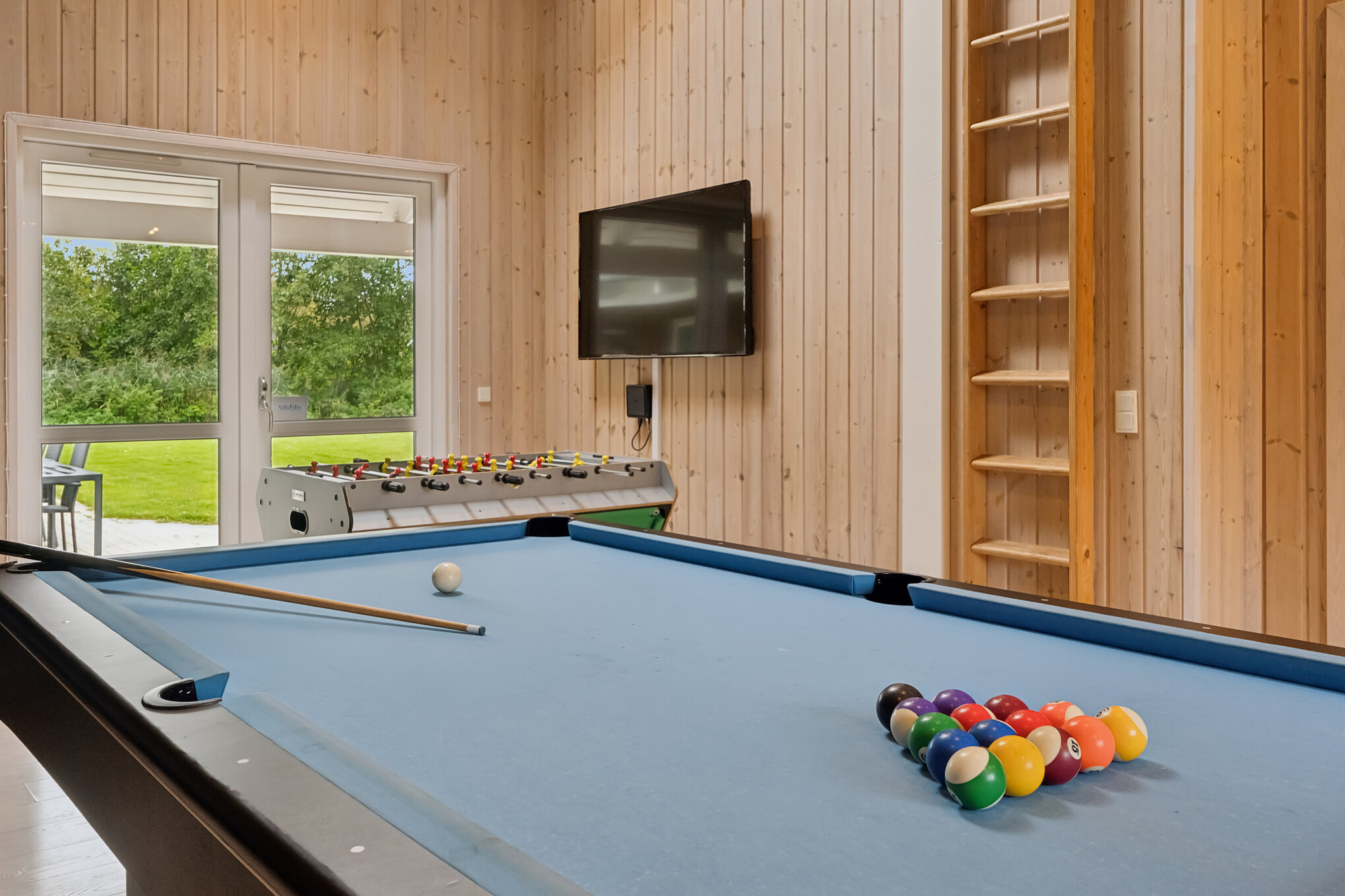 Das Luxusferienhaus 222 für 18 Personen hat einen großen Aktivitätsraum mit u. a. Billard und Darts