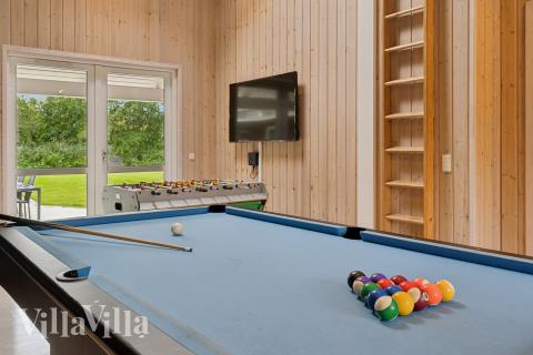 Das Luxusferienhaus 222 für 18 Personen hat einen großen Aktivitätsraum mit u. a. Billard und Darts