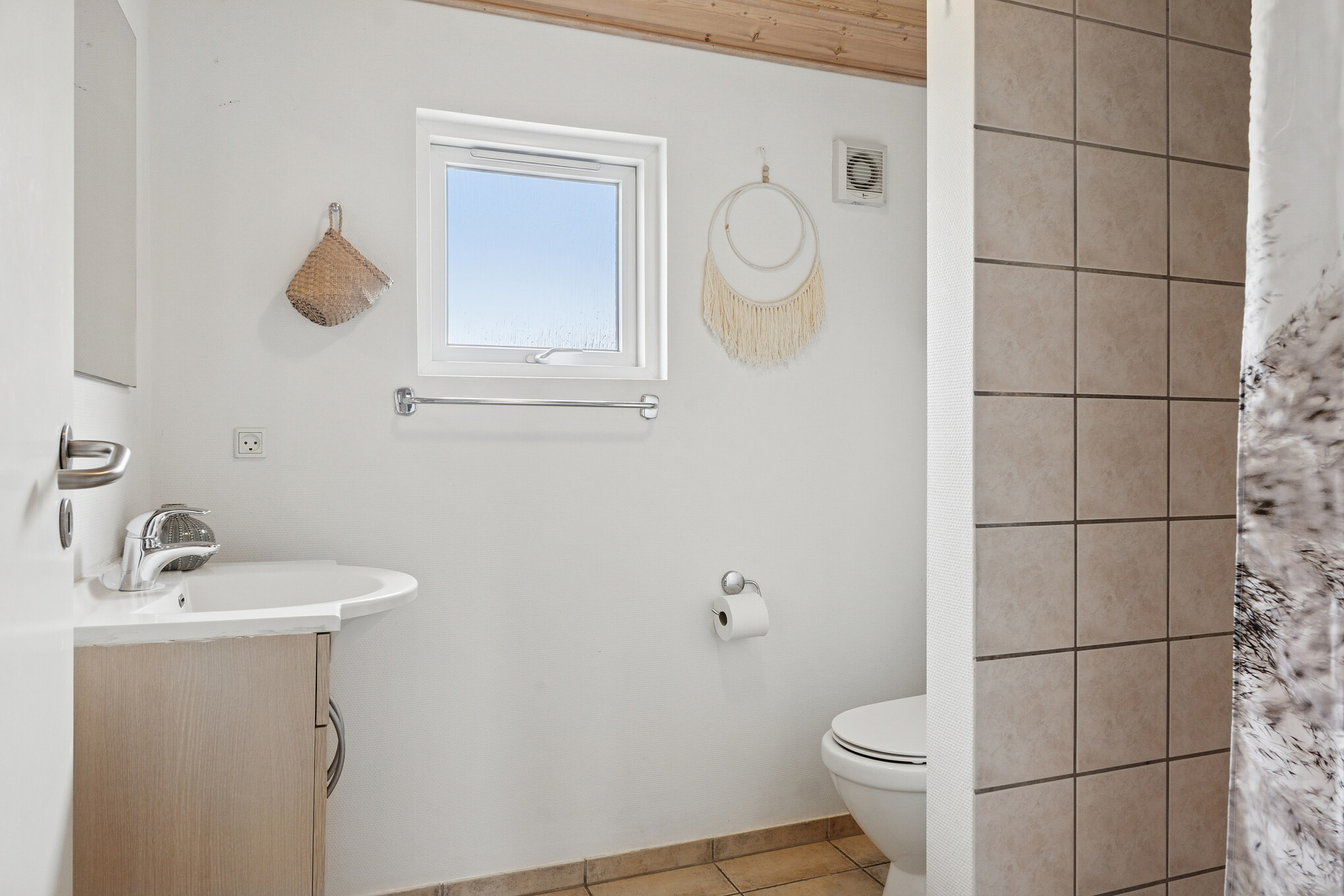 Eines der Badezimmer im Luxusferienhaus Nr. 222