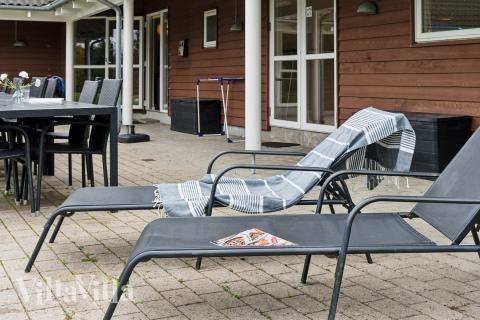 Genießen Sie einen Grillabend auf der Terrasse des Luxusferienhauses Nr. 222 in Lolland/Falster/Mön