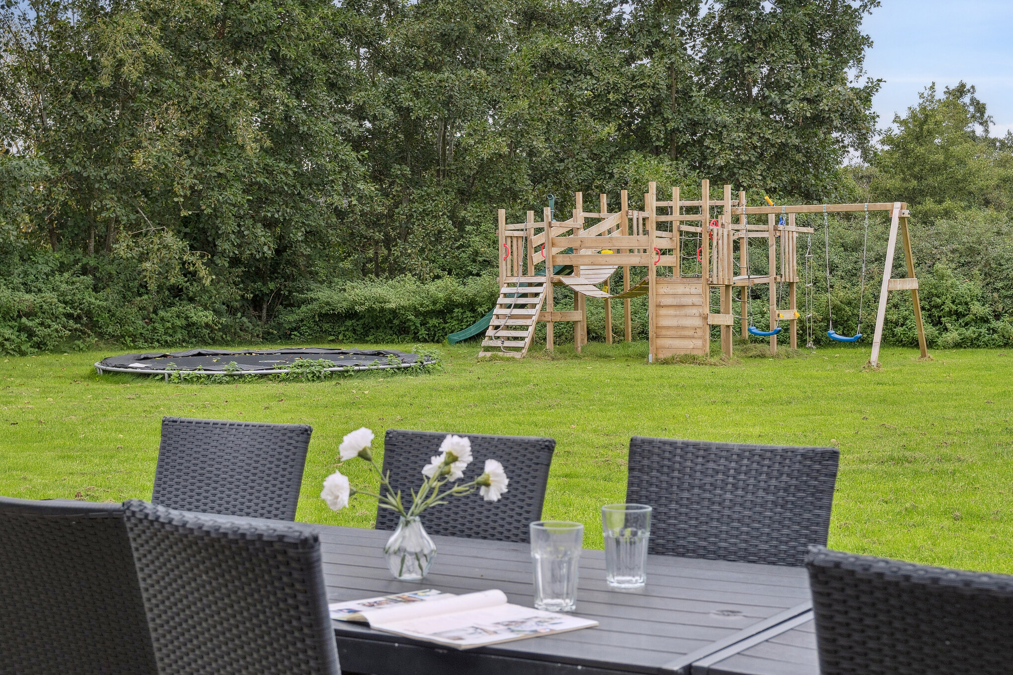 Große Terrasse am Luxusferienhaus Nr. 222 in Lolland/Falster/Mön.