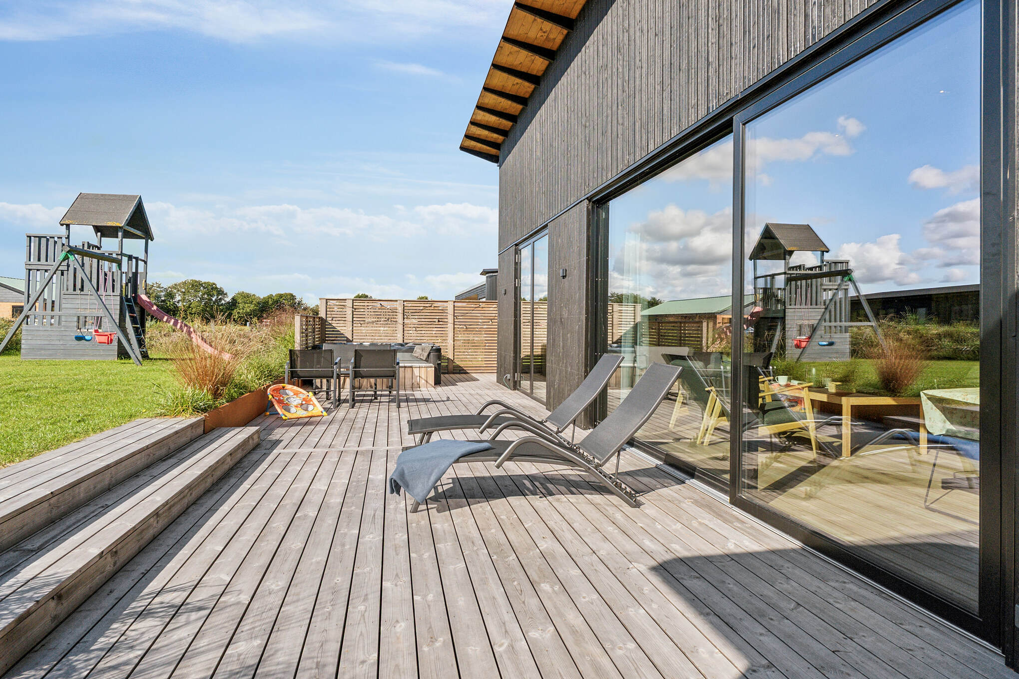 Genießen Sie einen Grillabend auf der Terrasse des Luxusferienhauses Nr. 925 in Limfjord