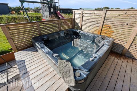 Genießen Sie den warmen Whirlpool im Luxusferienhaus Nr. 925 in Limfjord