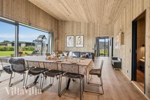 Der große, lichtdurchflutete Aufenthaltsraum im Luxusferienhaus Nr. 925 für 12.