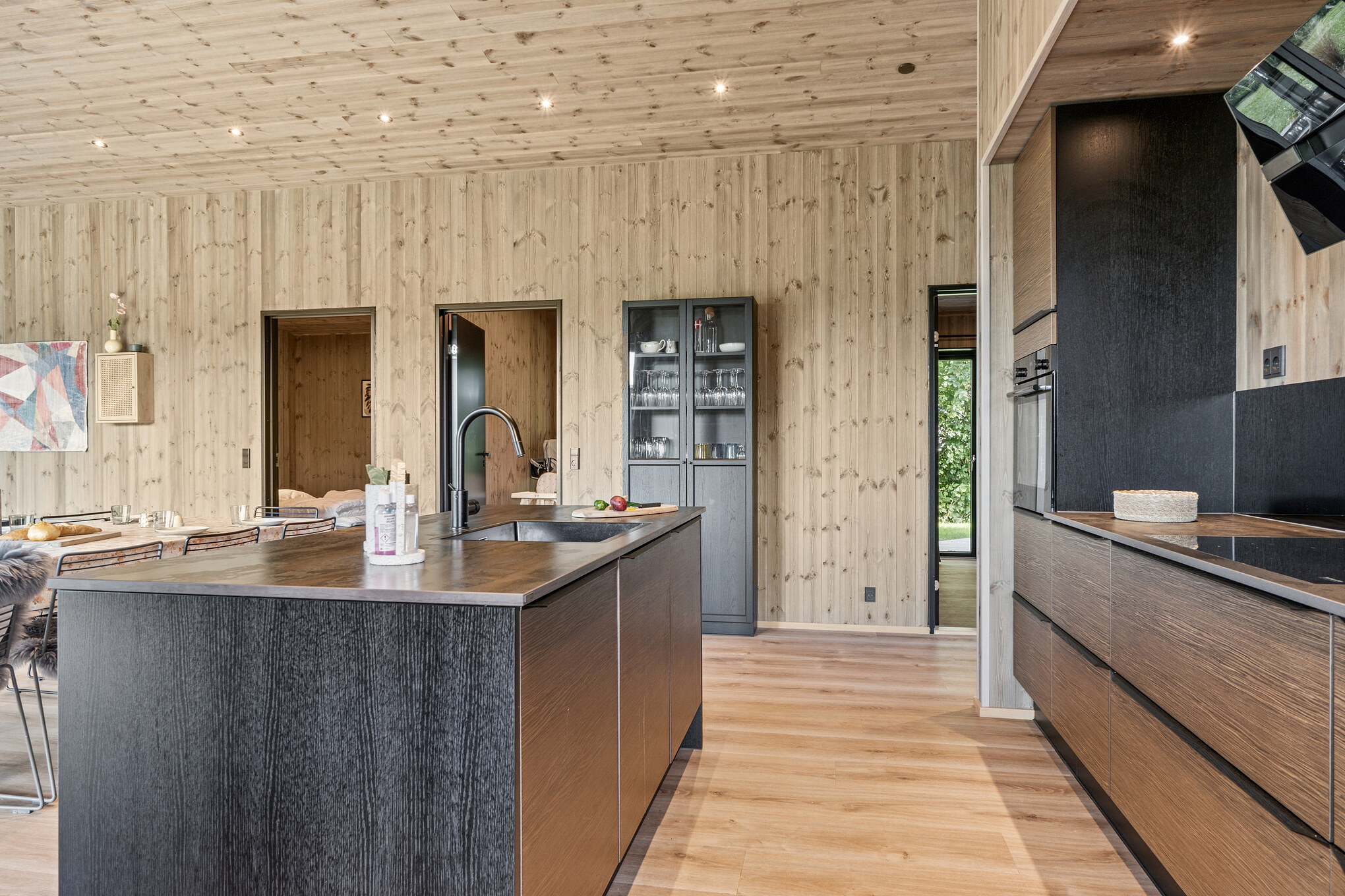 Die Küche in dem Luxusferienhaus Nr. 925 ist so gut ausgestattet, dass man problemlos Mahlzeiten für 12 Personen zubereiten kann.