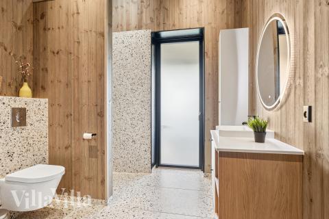 Eines der Badezimmer im Luxusferienhaus Nr. 925