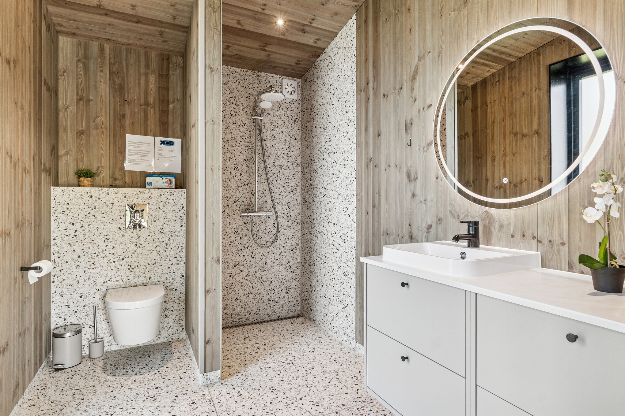 Im Luxusferienhaus Nr. 925 für 12 Personen gibt es Bad mit Dusche.