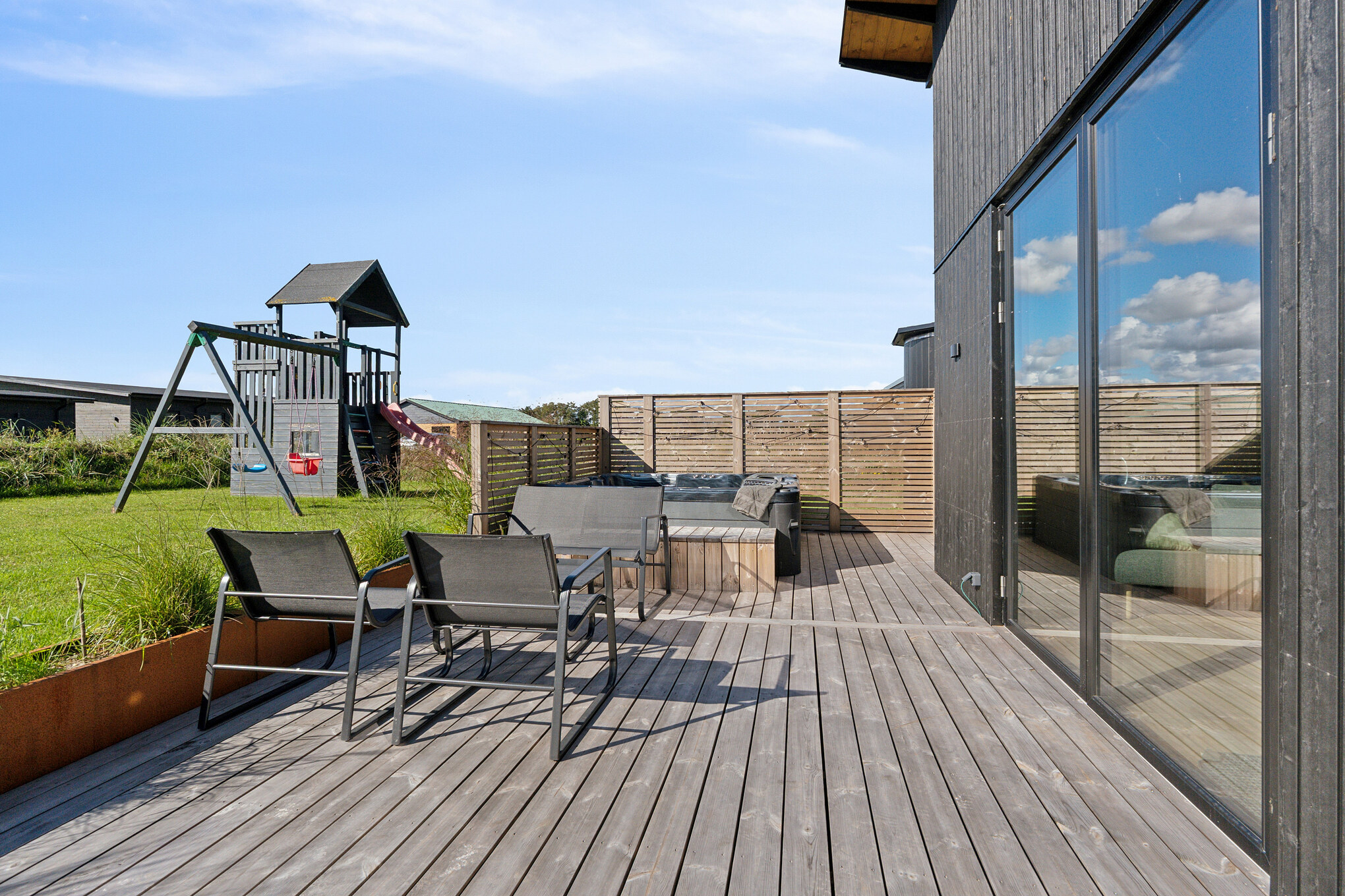 Auf der Terrasse des Ferienhauses Nr. 925 ist Platz für 12 Personen.