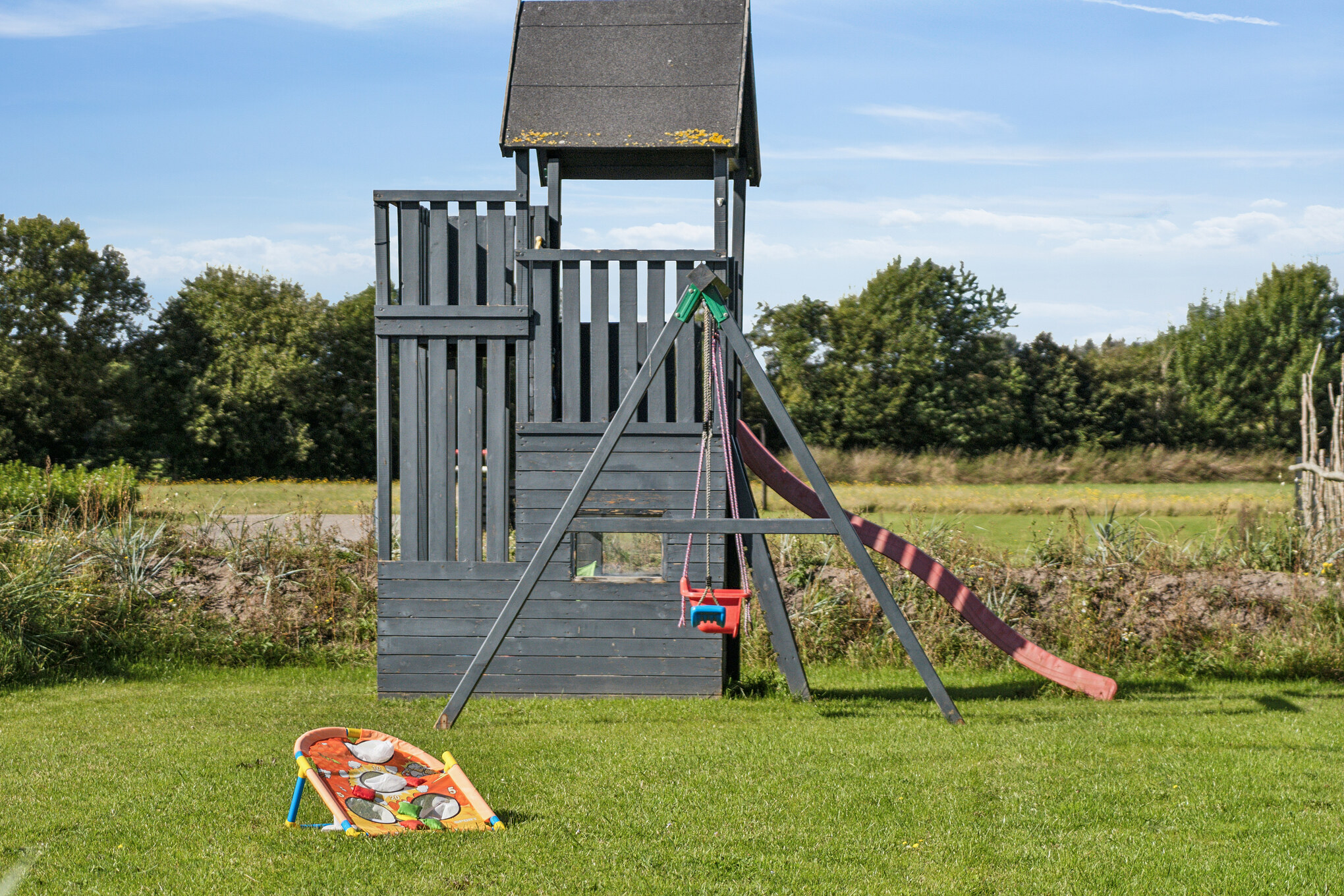 Zu dem attraktiven Ferienhaus Nr. 925 in Limfjord gehört auch ein tolles Angebot im Außenbereich, z. B. Spieleturm und Schaukeln