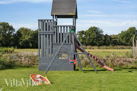 Zu dem attraktiven Ferienhaus Nr. 925 in Limfjord gehört auch ein tolles Angebot im Außenbereich, z. B. Spieleturm und Schaukeln