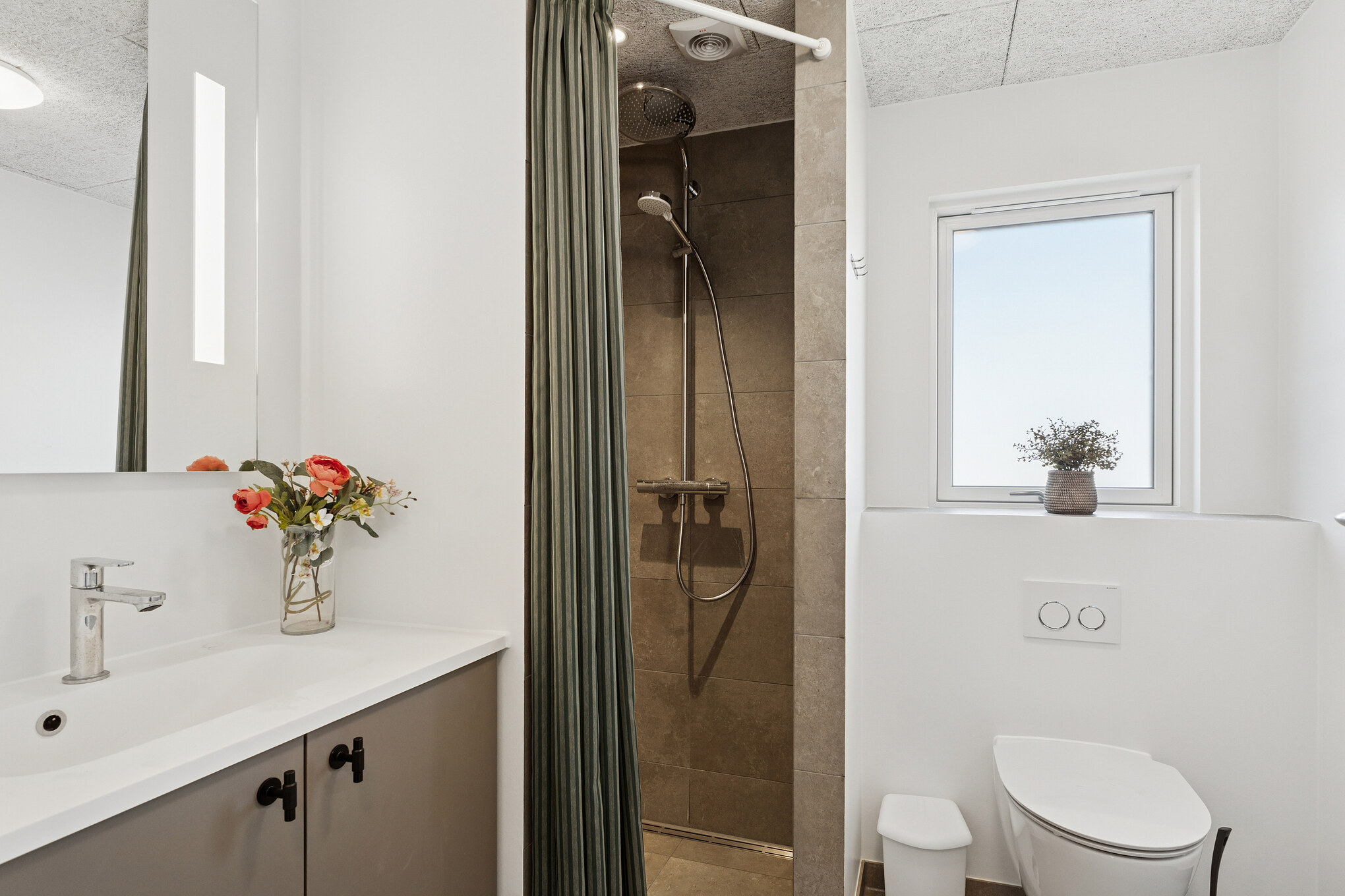 Eines der Badezimmer im Luxusferienhaus Nr. 673