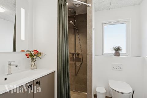 Eines der Badezimmer im Luxusferienhaus Nr. 673