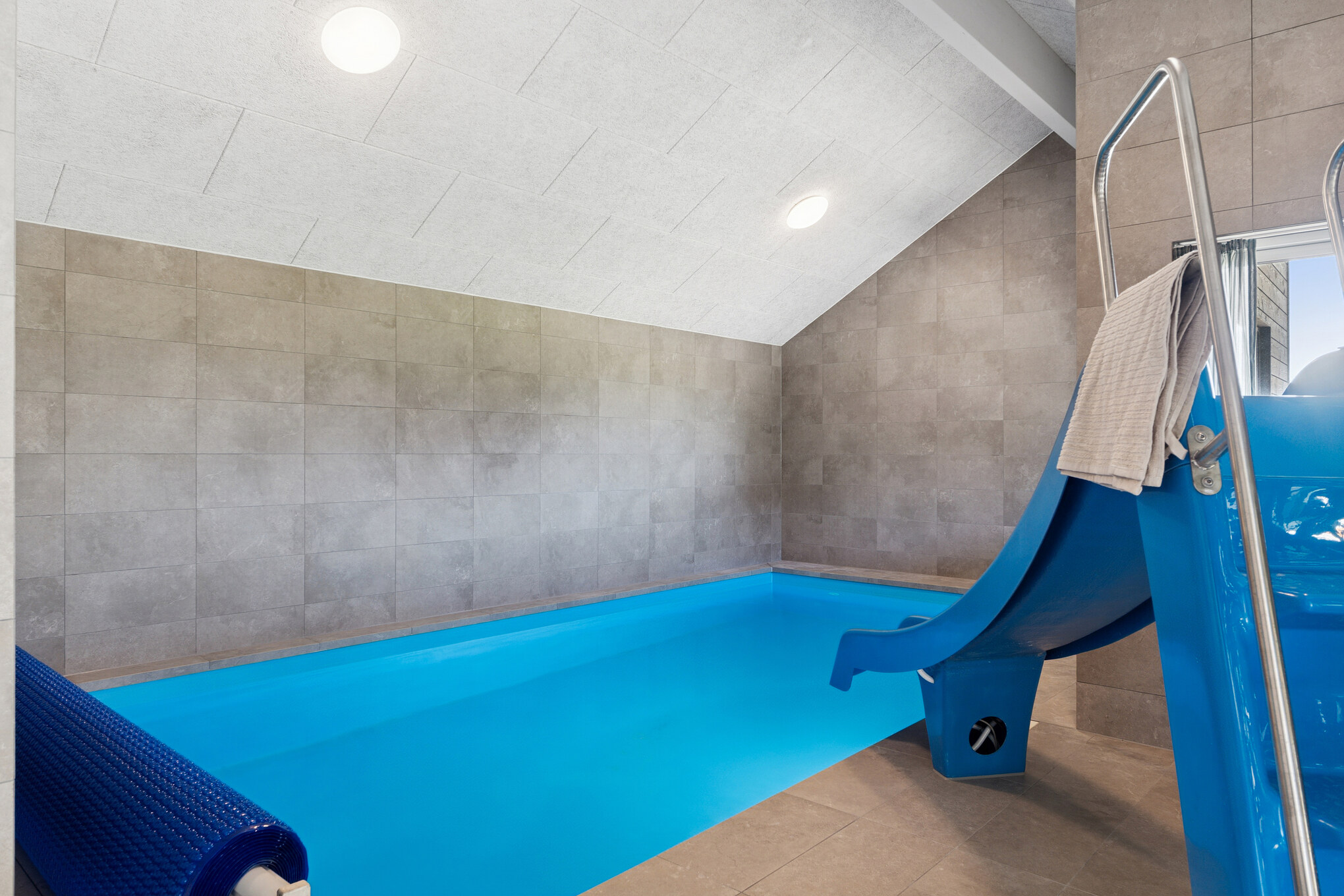 Das Ferienhaus 673 hat einen schicken Poolbereich mit Wasserrutsche, einem geräumigen, eingelassenen Whirlpool und einer Sauna.