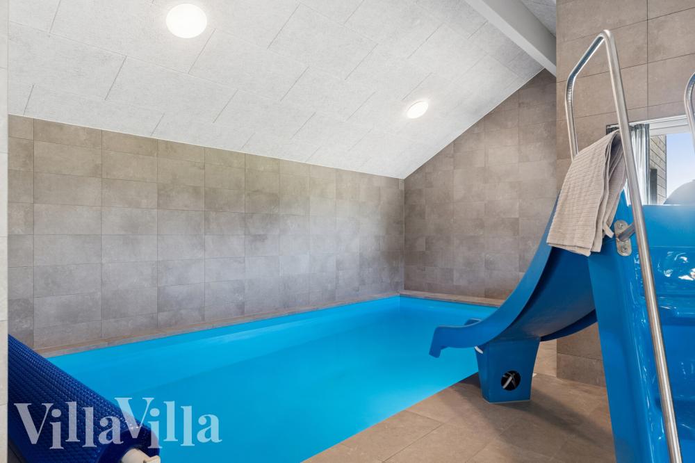 Das Ferienhaus 673 hat einen schicken Poolbereich mit Wasserrutsche, einem geräumigen, eingelassenen Whirlpool und einer Sauna.