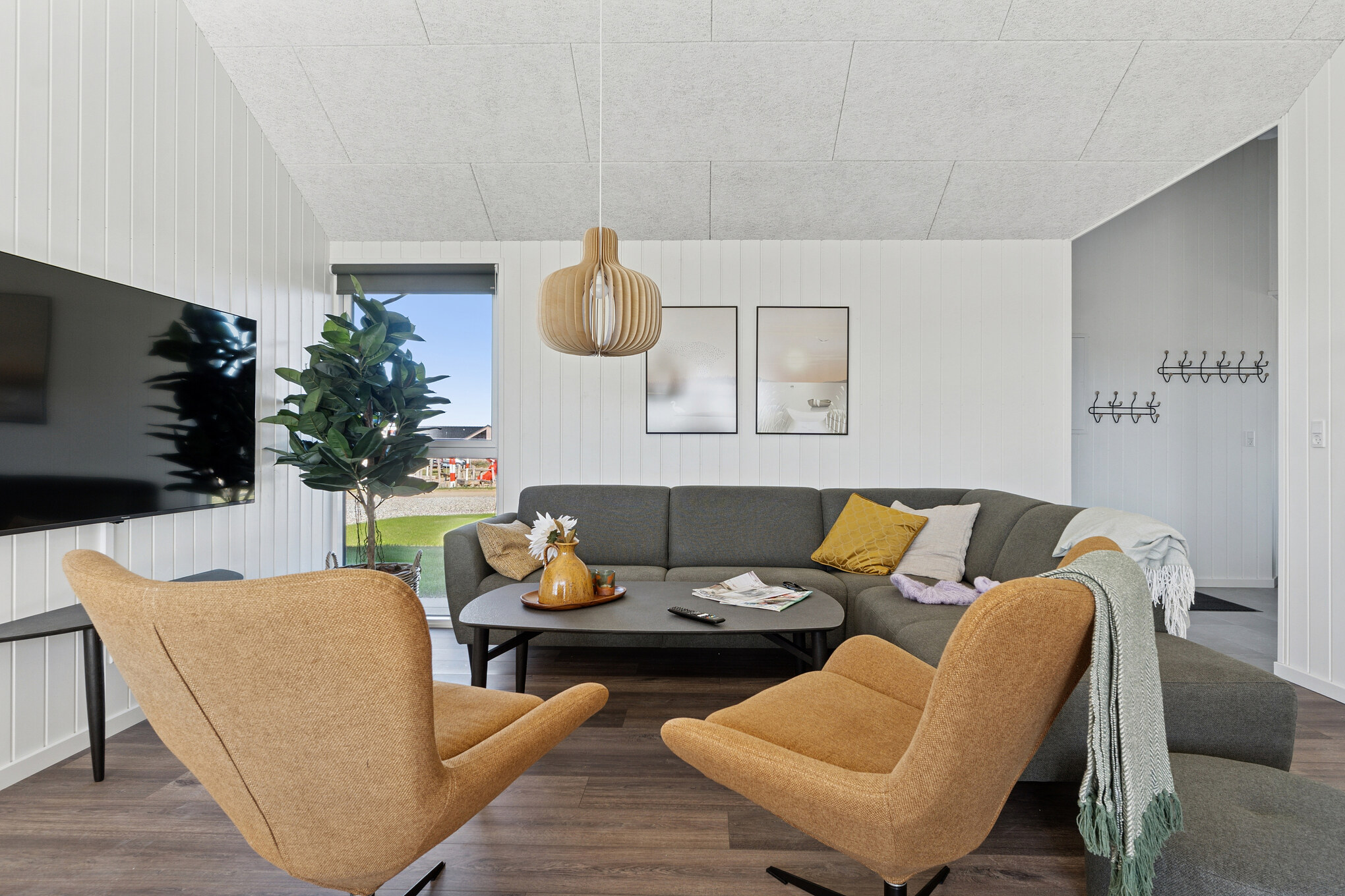 Die Couch im Luxusferienhaus Nr. 673 in Fünen und seine Inseln lädt zu Gesellschaftsspielen oder zu Kinoabenden ein.