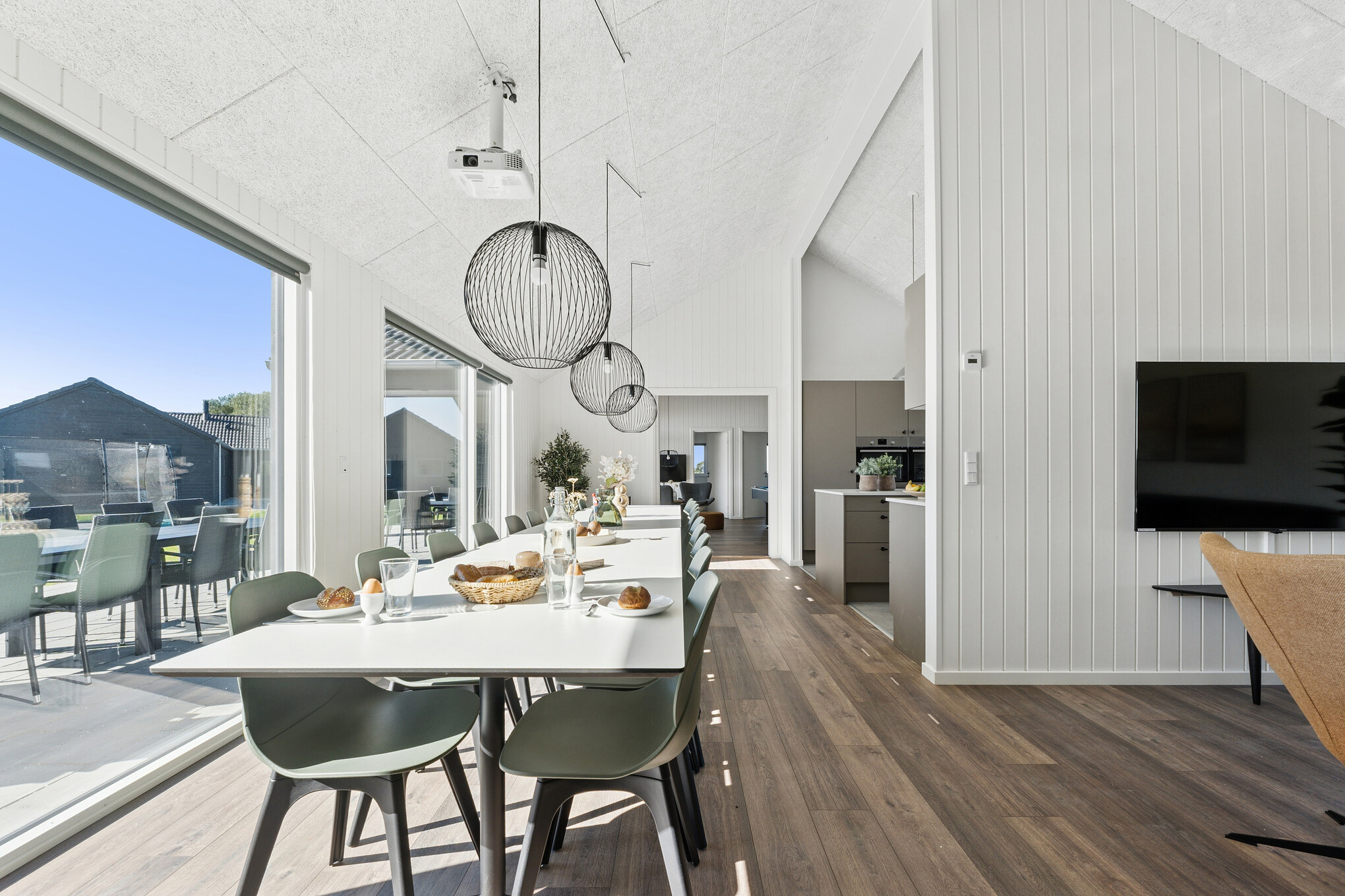 Der große, lichtdurchflutete Aufenthaltsraum im Luxusferienhaus Nr. 673 für 20.